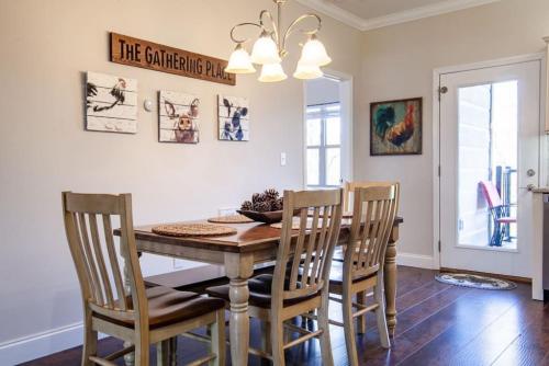 Cozy Cades Cove Condo with Community Pool - image 8