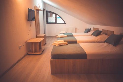 3 twin beds