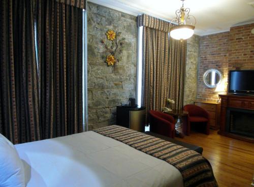 Deluxe Queen Room image 4