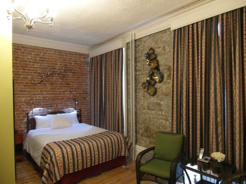Deluxe Queen Room image 5