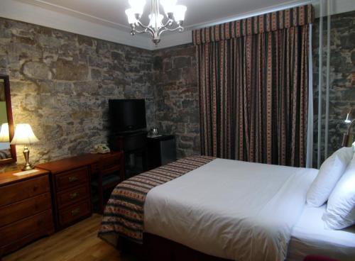 Deluxe Queen Room image 7