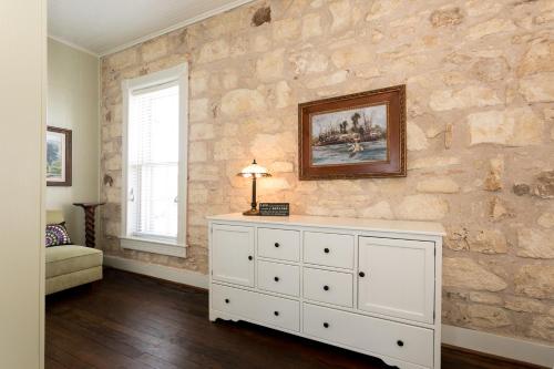 Fountain Suite - On Main St - Pet-friendly - image 6