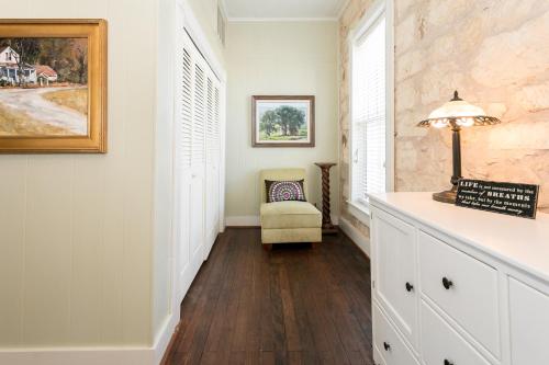Fountain Suite - On Main St - Pet-friendly - image 9
