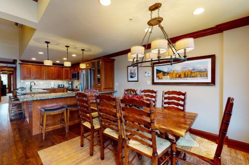Lion Square Lodge East 313 - image 2