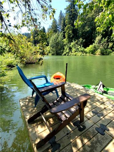 Reflections! Seasonal Dock & Kayaks!! Hot Tub!! Fire Table! BBQ! HUGE yard! Horseshoes! Dog Friendly!