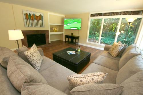 Iekārtas, Reflections! Seasonal Dock & Kayaks!! Hot Tub!! Fire Table! BBQ! HUGE yard! Horseshoes! Dog Friendly in Novato