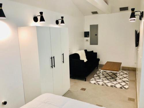 Culver City Hostel Room Type - Deluxe Queen Room
