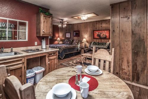 Shadow Mountain Lodge and Cabins - image 6