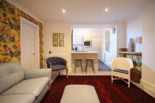 Lower Deck at Melvill House - image 5