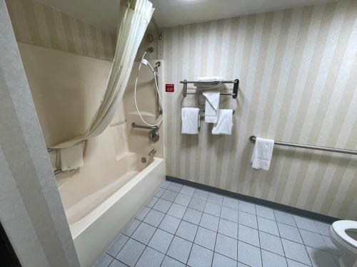 Quality Inn & Suites North Gibsonia - image 34