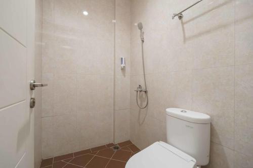 Bathroom, Wisma KPBD Residence Syariah RedPartner in Kebayoran Lama