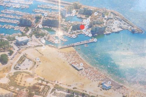 FACE MER ENTRE PLAGE ET MARINA