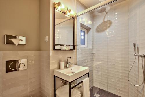 Ванная комната, Maison Barbes near Montmartre
