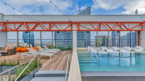 Bold 2BR 2BA with SKY POOL CozySuites