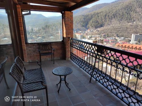 Apartment with Mountain View