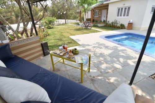 Green ivy Villa by Limestays