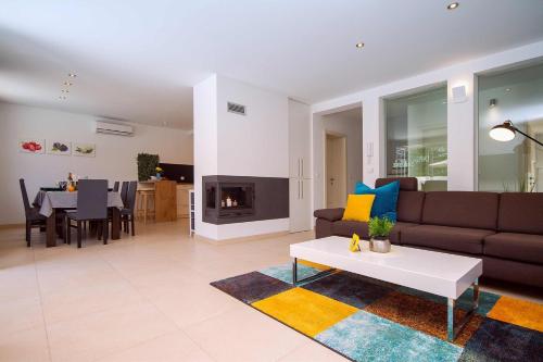VILLA STOZAK private heated pool cinema room and sauna 7 km from beach - image 4