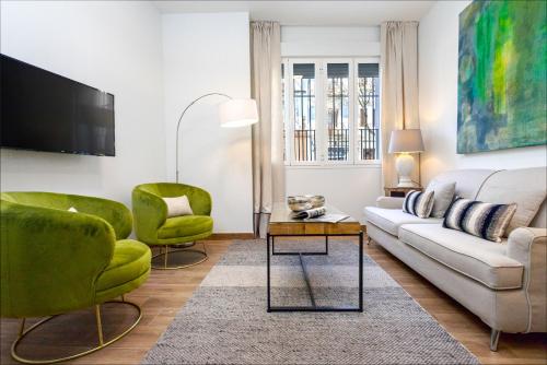 Three-Bedroom Apartment with patio image 4