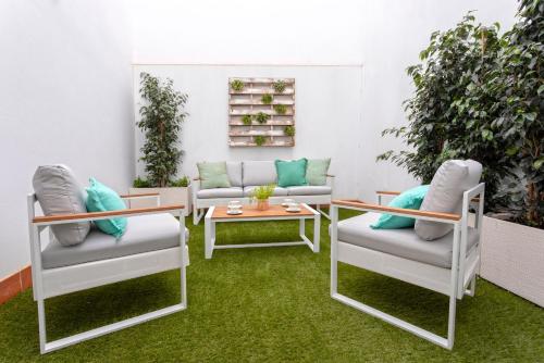 Three-Bedroom Apartment with patio image 6