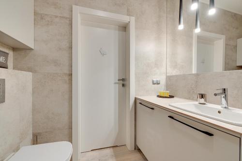 One-Bedroom Apartment image 7