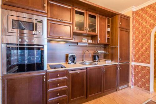 Luxury Baroque Interior in Perfect 1-bedroom Flat