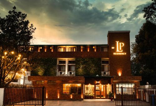 ทัศนียภาพภายนอกโรงแรม, L P Residency in กฤษณะนคร