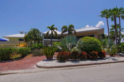 Riverview, Studio 507, Beach steps away!+pool+WiFi in Ruskin (FL)