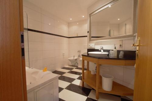 Historik Hotel Goldener Hirsch Rothenburg - image 2