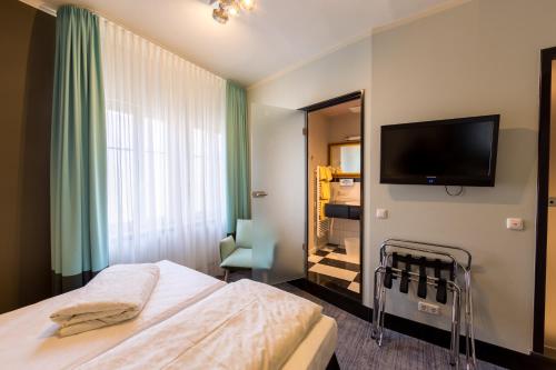 Historik Hotel Goldener Hirsch Rothenburg - image 7