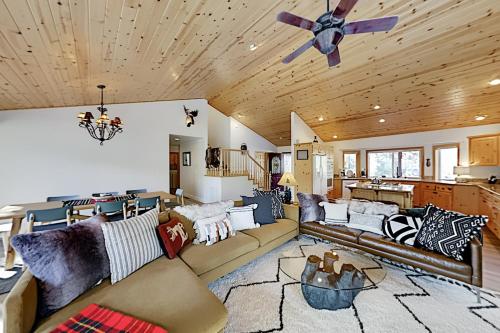 Koselig Kabin - Corner Lot - Fireplace Central AC home - image 2