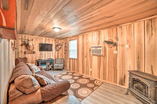 Remote Kentucky Cabin with Fire Pit and 2 Ponds in New Concord, USA