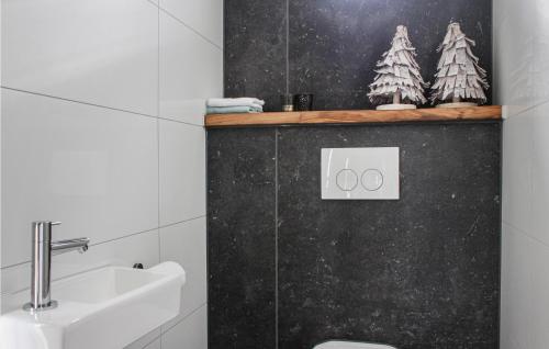 Bathroom, Nice home in Bornerbroek with 2 Bedrooms and WiFi in Zenderen