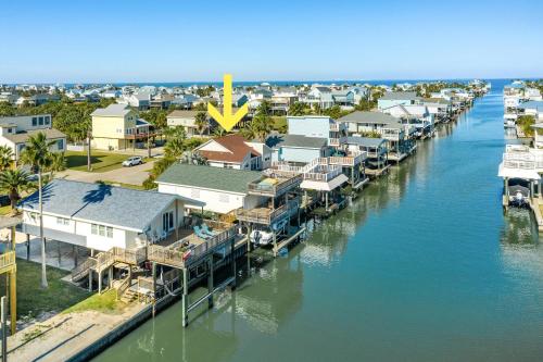Anchor Down - Beautiful Decor, Waterfront with Boat Slip and Beach Entrance Nearby!