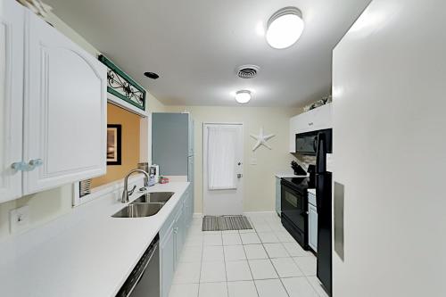 New Listing! Golf & Beach Villa: 5 Pools & Tennis Condo - image 8