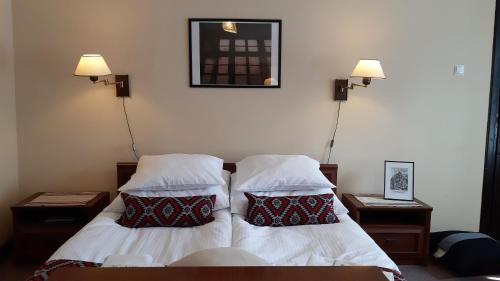 1 queen bed, 2 twin beds