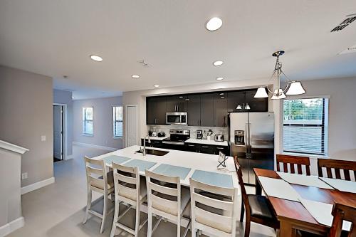 KISS Me Sunshine - New Retreat with Pool & Hot Tub townhouse - image 2