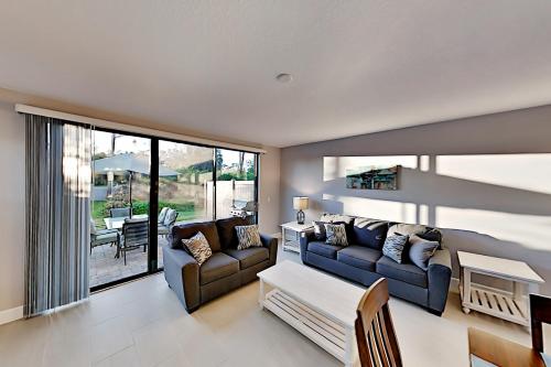 KISS Me Sunshine - New Retreat with Pool & Hot Tub townhouse - image 4