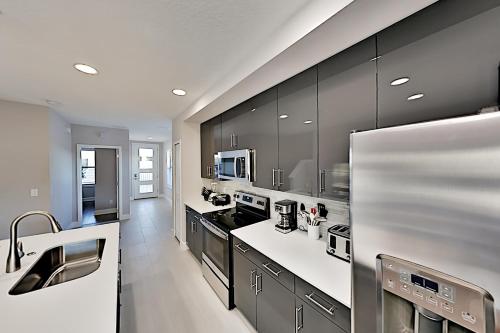 KISS Me Sunshine - New Retreat with Pool & Hot Tub townhouse - image 5