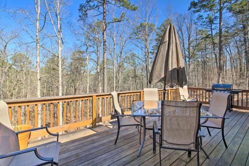 Hot Springs Village Escape with Deck Less Than 1 Mi to Lake!