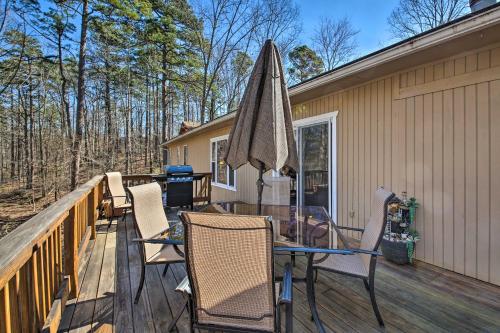 Hot Springs Village Escape with Deck Less Than 1 Mi to Lake!