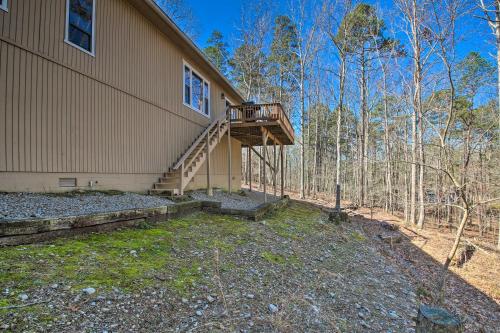 Hot Springs Village Escape with Deck Less Than 1 Mi to Lake!