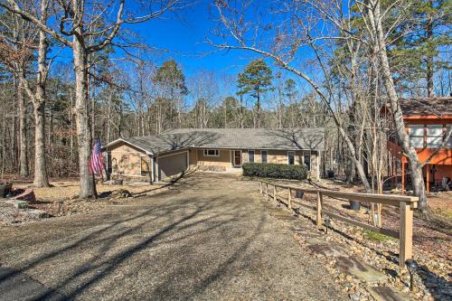Hot Springs Village Escape with Deck Less Than 1 Mi to Lake!