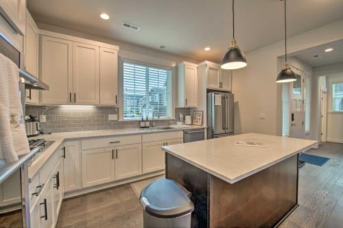 Modern Seattle Area Home Near Parks and Beaches - image 2