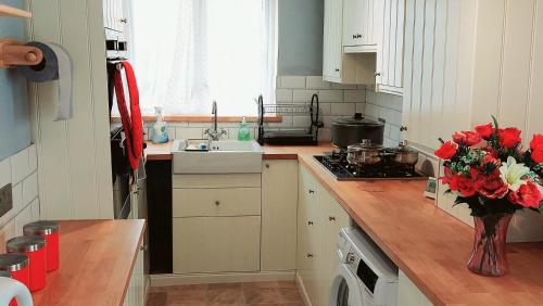 Cocina, Alexandra Villa- Ideal For Longer Stays!! in Chatham