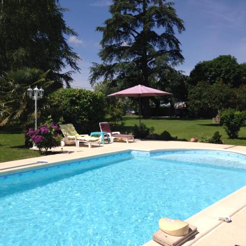 Swimming pool, Chambres et table d'hotes Le cedre Aveyron in Rodez