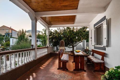 Balkons/terase, House Camellia with fenced pool and playground in Bristivica
