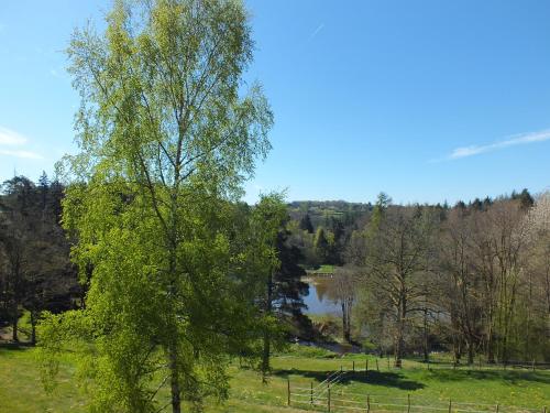 Вид, Les Grillons du Morvan in Montsauche-les-Settons