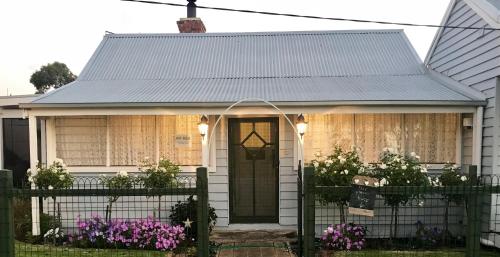 The Seaside Cottage - Fully equipped home on the foreshore