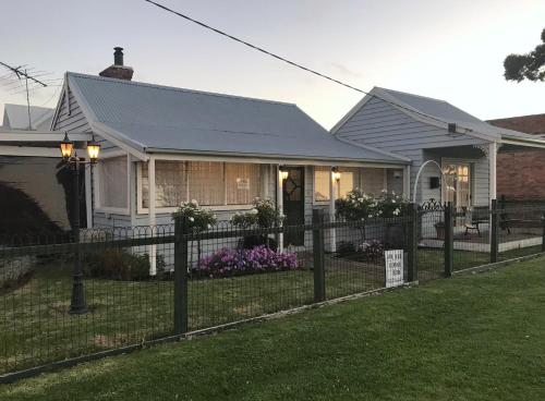 The Seaside Cottage - Fully equipped home on the foreshore