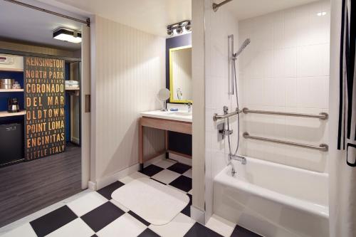 room detail thumbnail 2